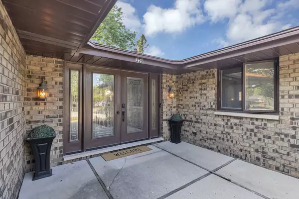 320 Natwick LN, Schaumburg, IL 60193