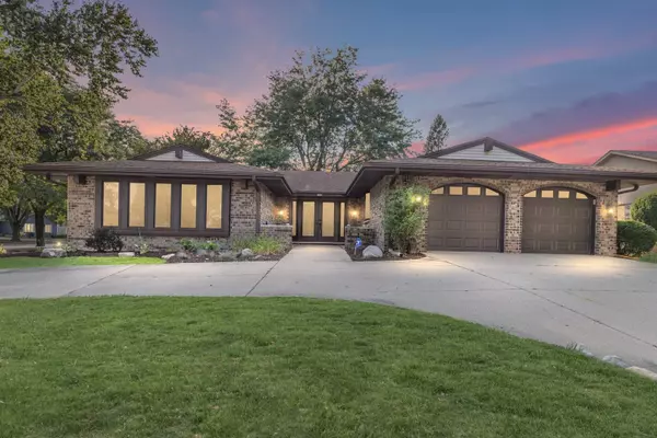 320 Natwick LN, Schaumburg, IL 60193