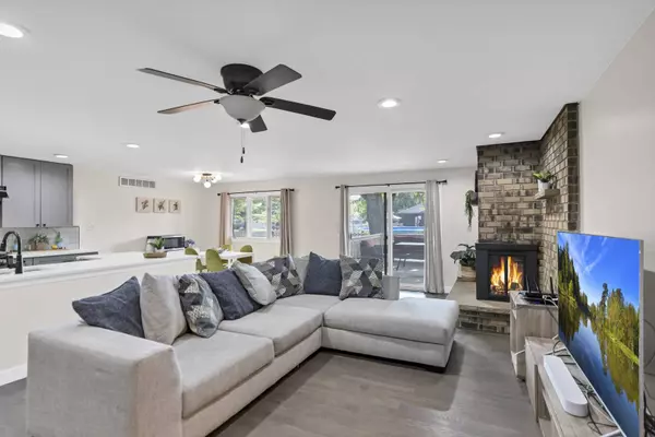 320 Natwick LN, Schaumburg, IL 60193