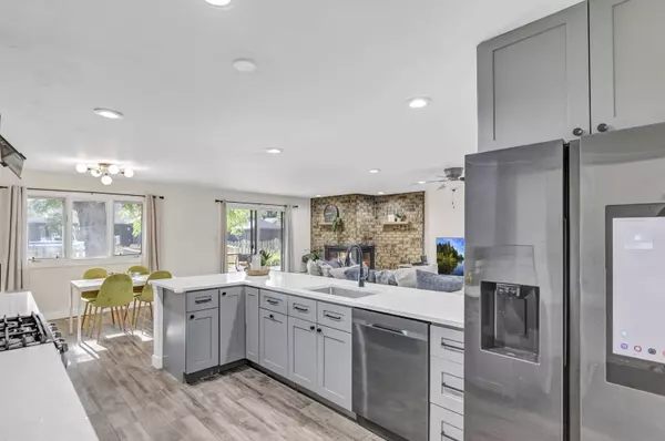 320 Natwick LN, Schaumburg, IL 60193