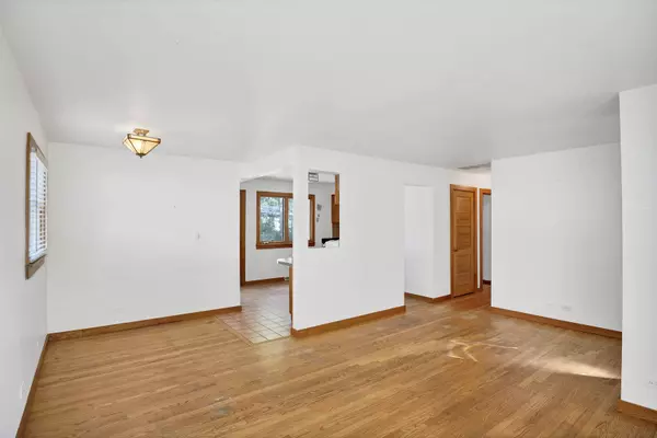 625 N EMERALD AVE, Mundelein, IL 60060