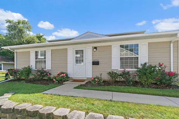 1605 Woodcutter LN #A, Wheaton, IL 60189