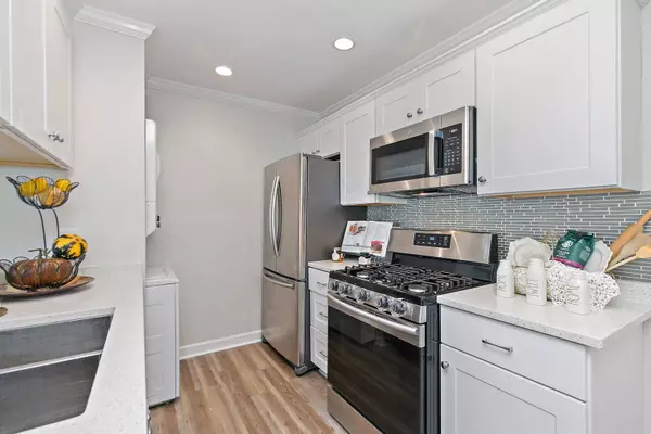 1605 Woodcutter LN #A, Wheaton, IL 60189