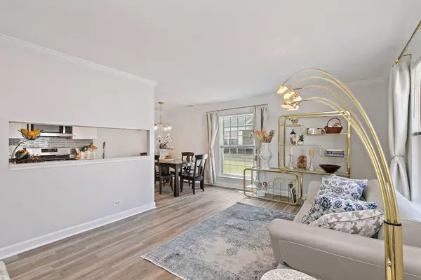 1605 Woodcutter LN #A, Wheaton, IL 60189