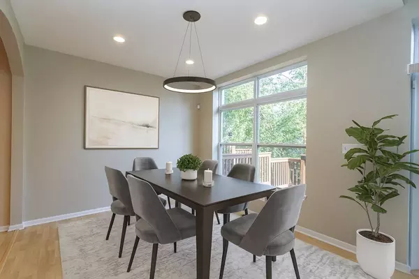 357 Lucille LN, Schaumburg, IL 60194