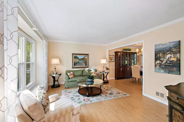 27W250 Birch ST, Winfield, IL 60190