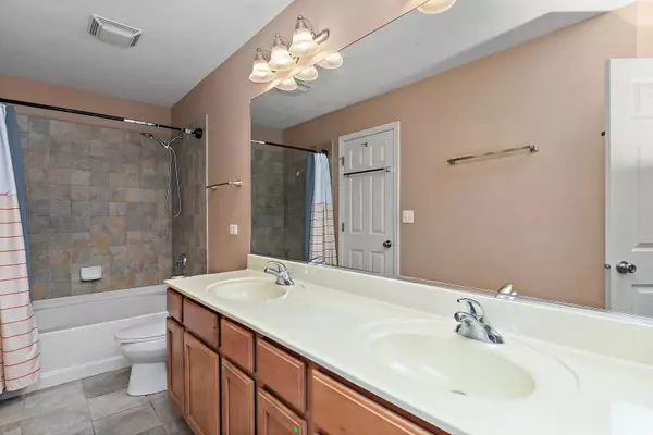 870 Clover LN, Pingree Grove, IL 60140