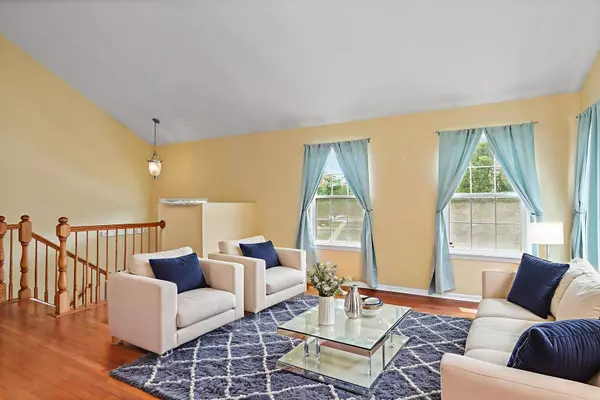 870 Clover LN, Pingree Grove, IL 60140