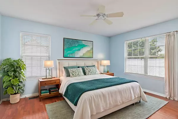 870 Clover LN, Pingree Grove, IL 60140