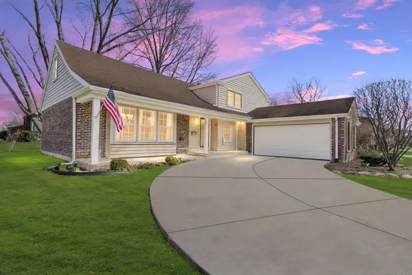 915 N Saratoga DR, Palatine, IL 60074