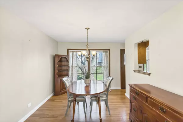 915 N Saratoga DR, Palatine, IL 60074