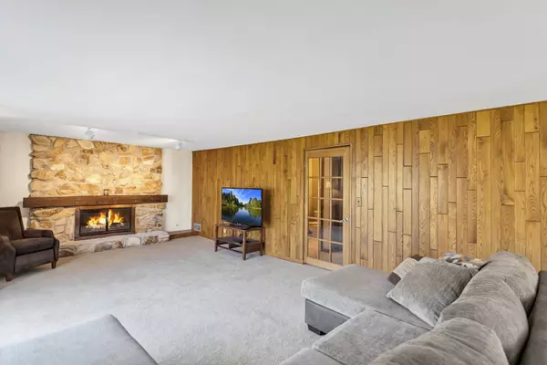 915 N Saratoga DR, Palatine, IL 60074