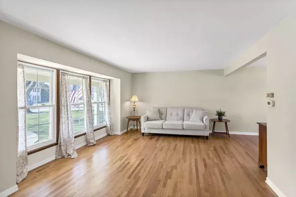 915 N Saratoga DR, Palatine, IL 60074