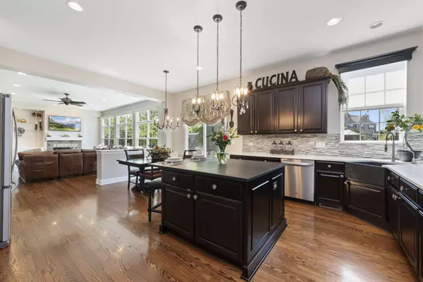 4545 Foxgrove DR, St. Charles, IL 60175