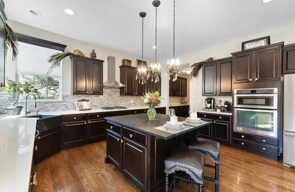 4545 Foxgrove DR, St. Charles, IL 60175