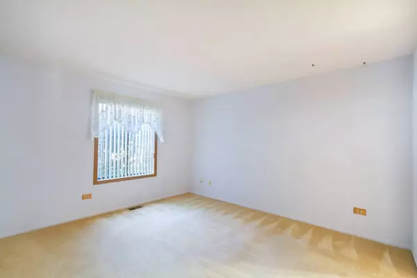 1405 Creekside CT #B, Elgin, IL 60123