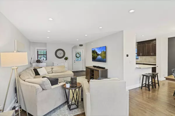 888 Geneva DR, Geneva, IL 60134