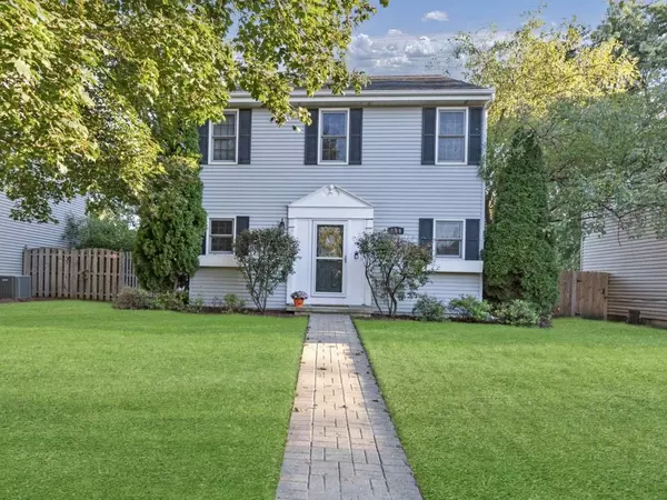 888 Geneva DR, Geneva, IL 60134