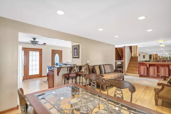 1306 E Best DR, Arlington Heights, IL 60004