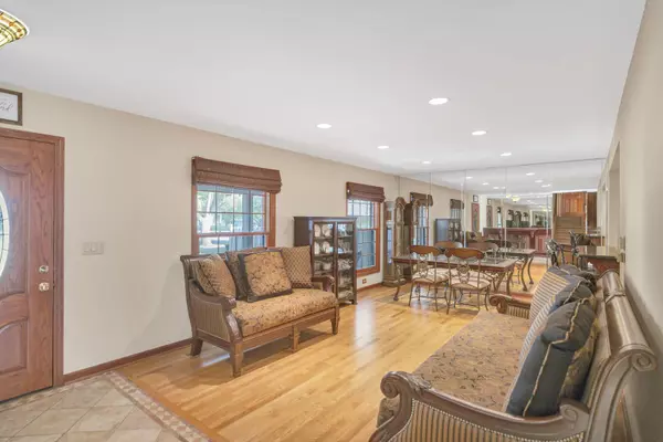 1306 E Best DR, Arlington Heights, IL 60004