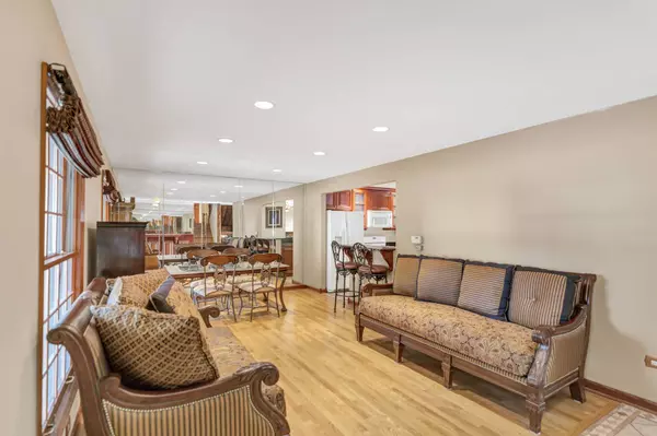 1306 E Best DR, Arlington Heights, IL 60004