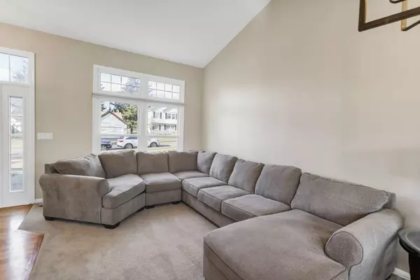 460 Hunters WAY, Fox River Grove, IL 60021