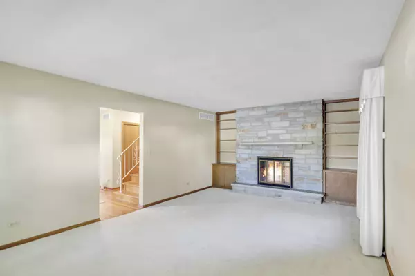 1666 Lin Lor CT, Elgin, IL 60123