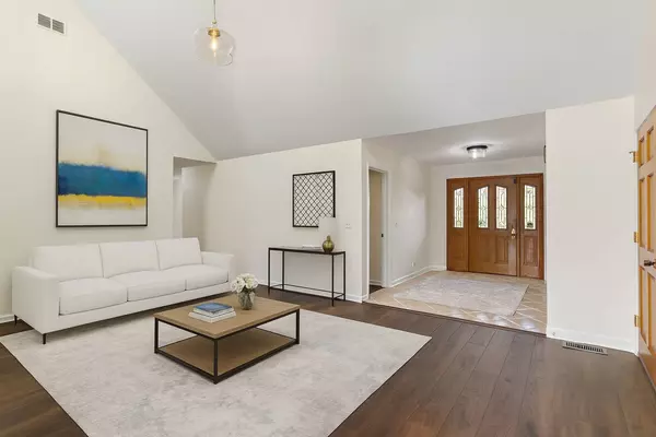 1548 Wood Creek TRL, Bartlett, IL 60103