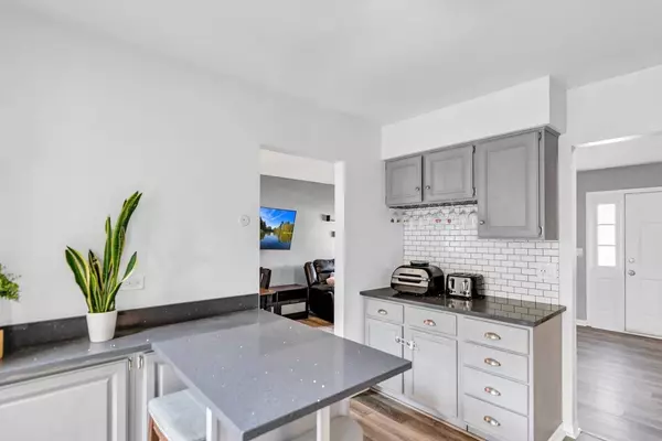 2315 Stepstone LN, Hanover Park, IL 60133