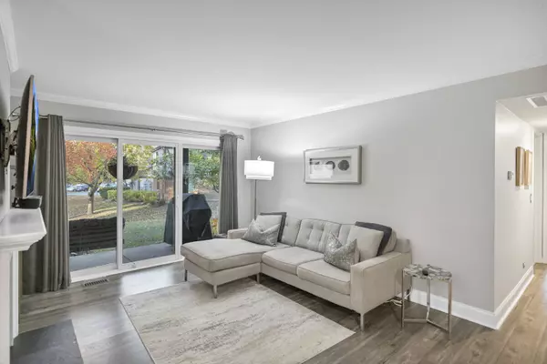 1256 Plum Tree CT #D1, Schaumburg, IL 60193