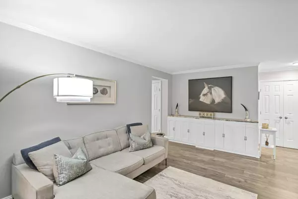 1256 Plum Tree CT #D1, Schaumburg, IL 60193