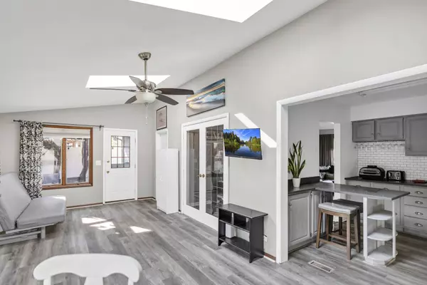 2315 Stepstone LN, Hanover Park, IL 60133