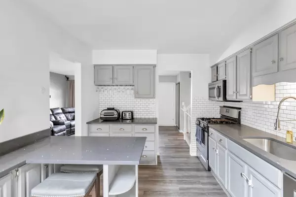 2315 Stepstone LN, Hanover Park, IL 60133