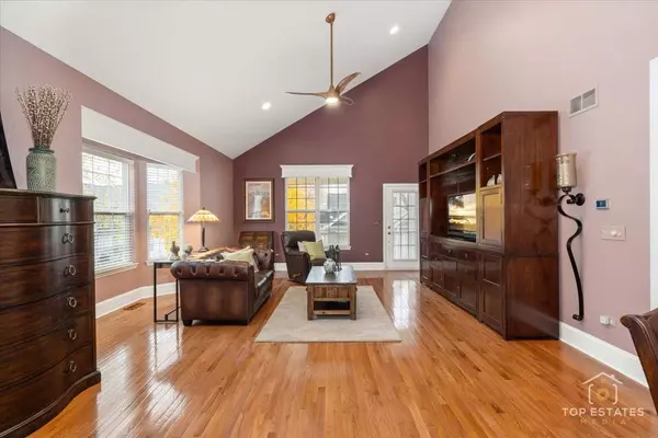 1039 Riviera DR #1039, Elgin, IL 60124