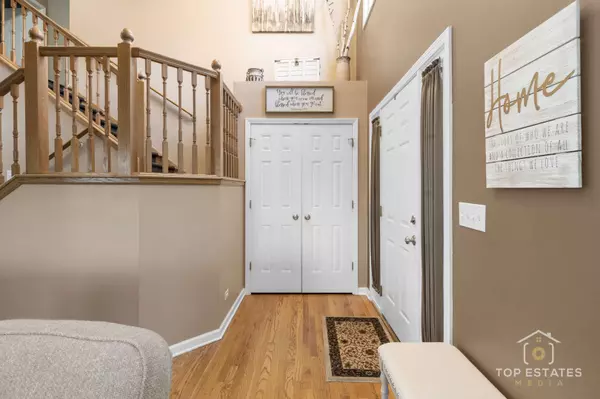 2303 Fox Bluff LN, Spring Grove, IL 60081