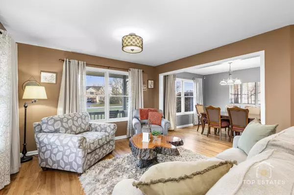 2303 Fox Bluff LN, Spring Grove, IL 60081