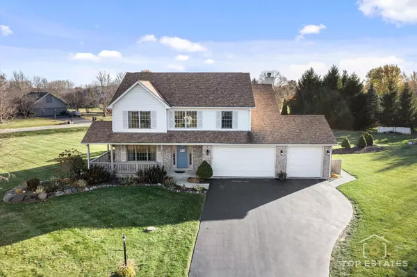 2303 Fox Bluff LN, Spring Grove, IL 60081