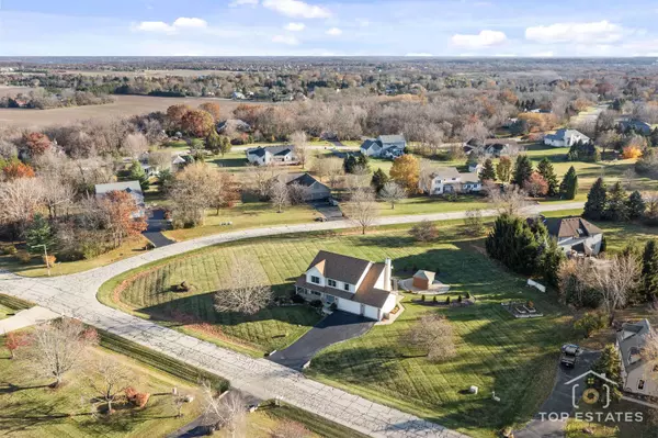 2303 Fox Bluff LN, Spring Grove, IL 60081