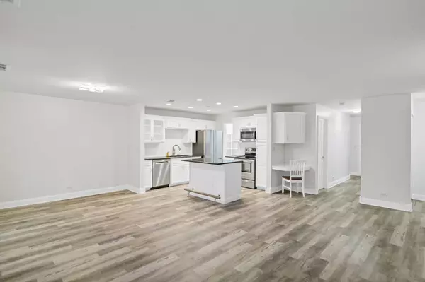 23 Glencoe CT #202-B, Naperville, IL 60565