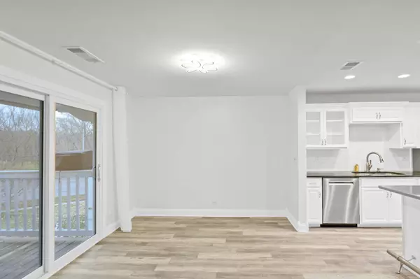 23 Glencoe CT #202-B, Naperville, IL 60565