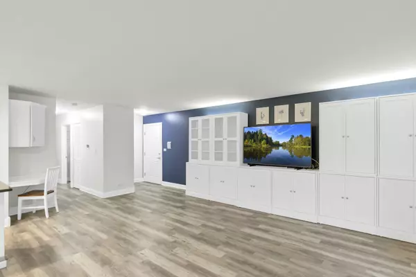 23 Glencoe CT #202-B, Naperville, IL 60565