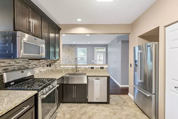 1949 Blackberry LN #1949, Hoffman Estates, IL 60169