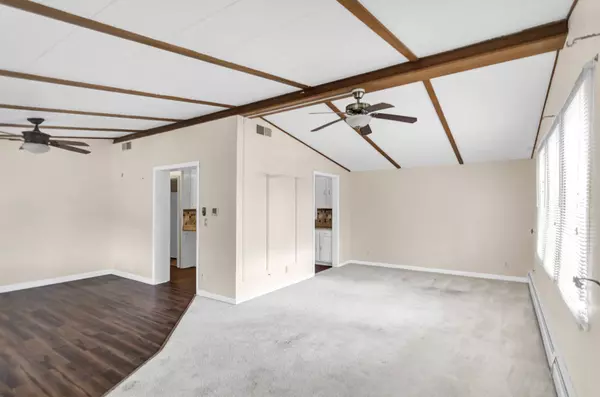 1053 Lakeview RD, Elgin, IL 60123