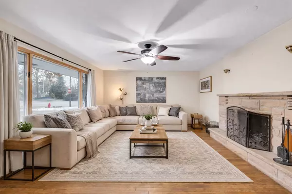 801 Woodlawn DR, Dekalb, IL 60115