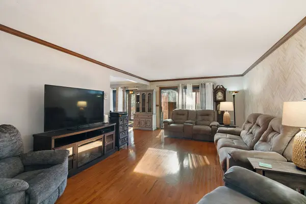 183 Brookside DR, Elgin, IL 60123