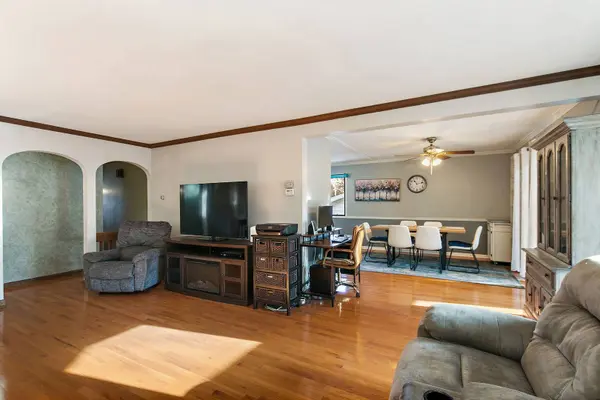 183 Brookside DR, Elgin, IL 60123