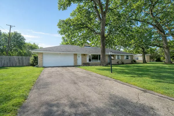 801 Woodlawn DR, Dekalb, IL 60115