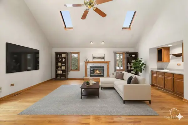 1190 Woodcreek LN, Hoffman Estates, IL 60169