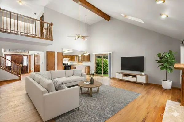 1190 Woodcreek LN, Hoffman Estates, IL 60169