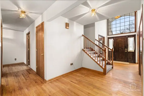 1190 Woodcreek LN, Hoffman Estates, IL 60169